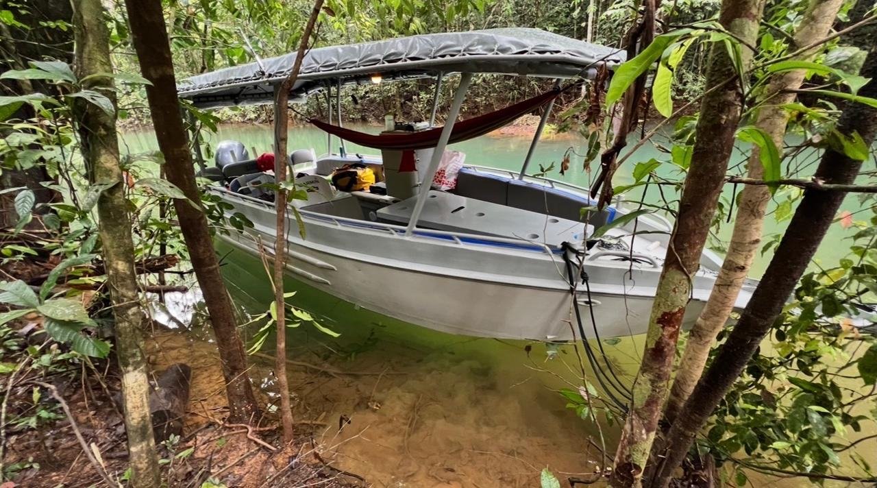 Le LIBERTAAA amarré au bord d'une crique aux eaux transparentes, hamac tendu sous le taud