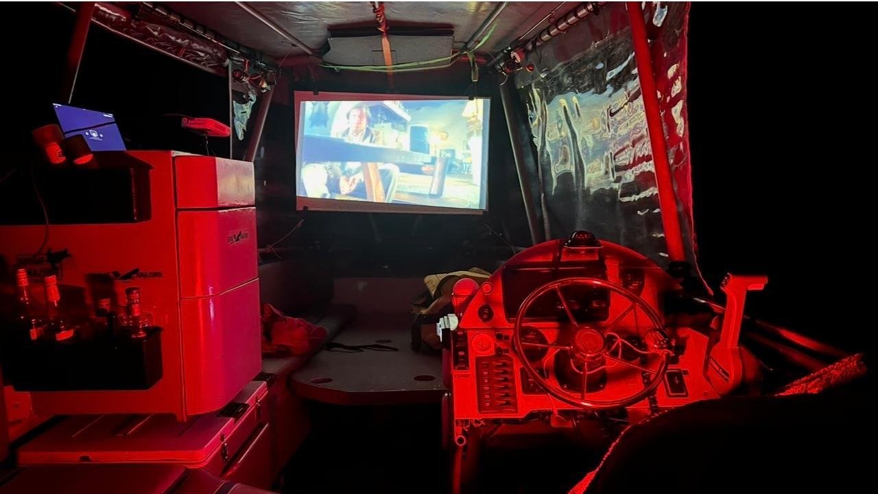Projection sur écran à bord du bateau, éclairage rouge de nuit