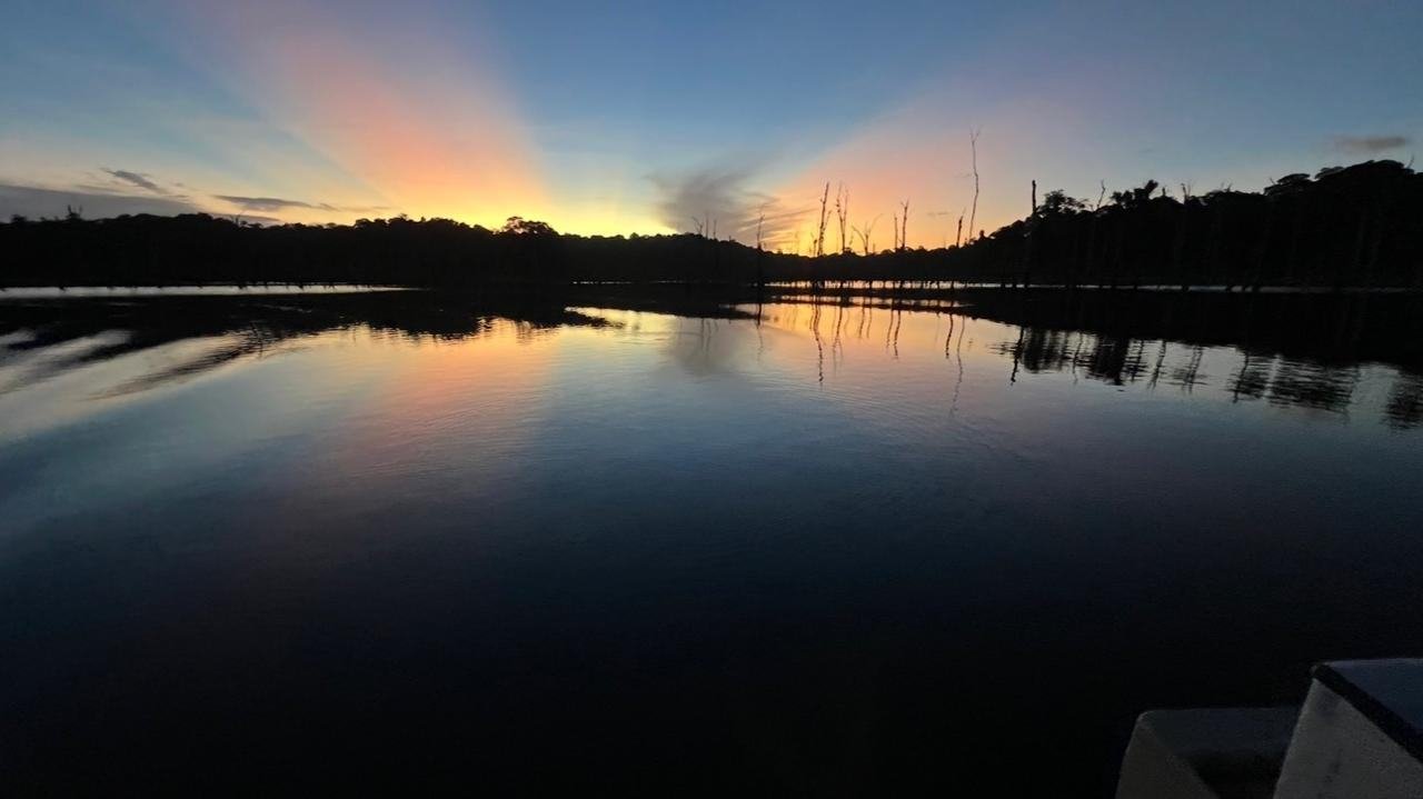 Reflets du crépuscule sur les eaux calmes du lac
