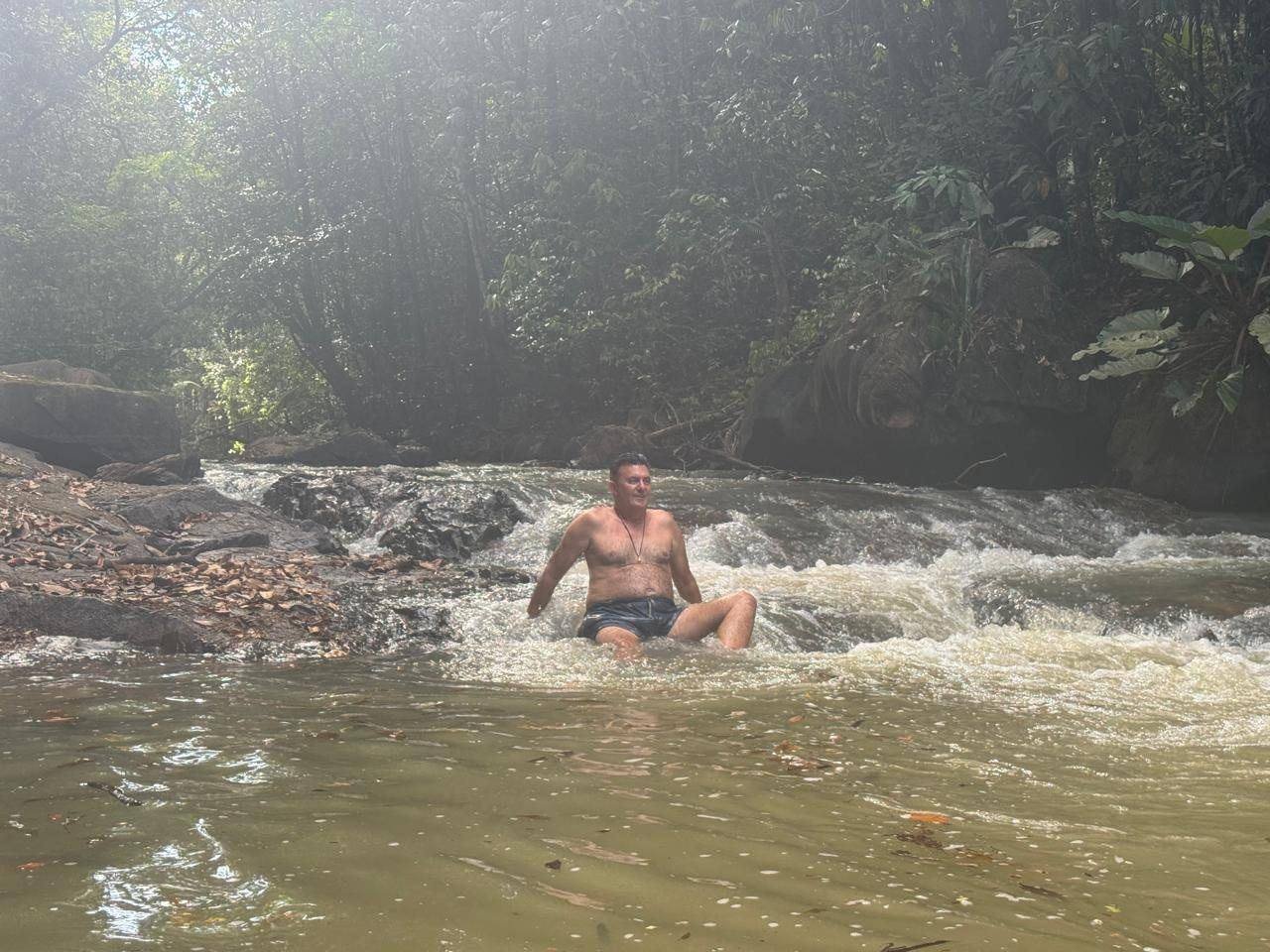 Baignade dans les remous d'un rapide en forêt