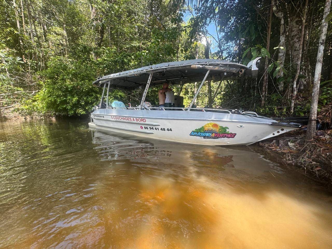 Le LIBERTAAA sur une rivière aux eaux ocre, inscription 5 couchages à bord
