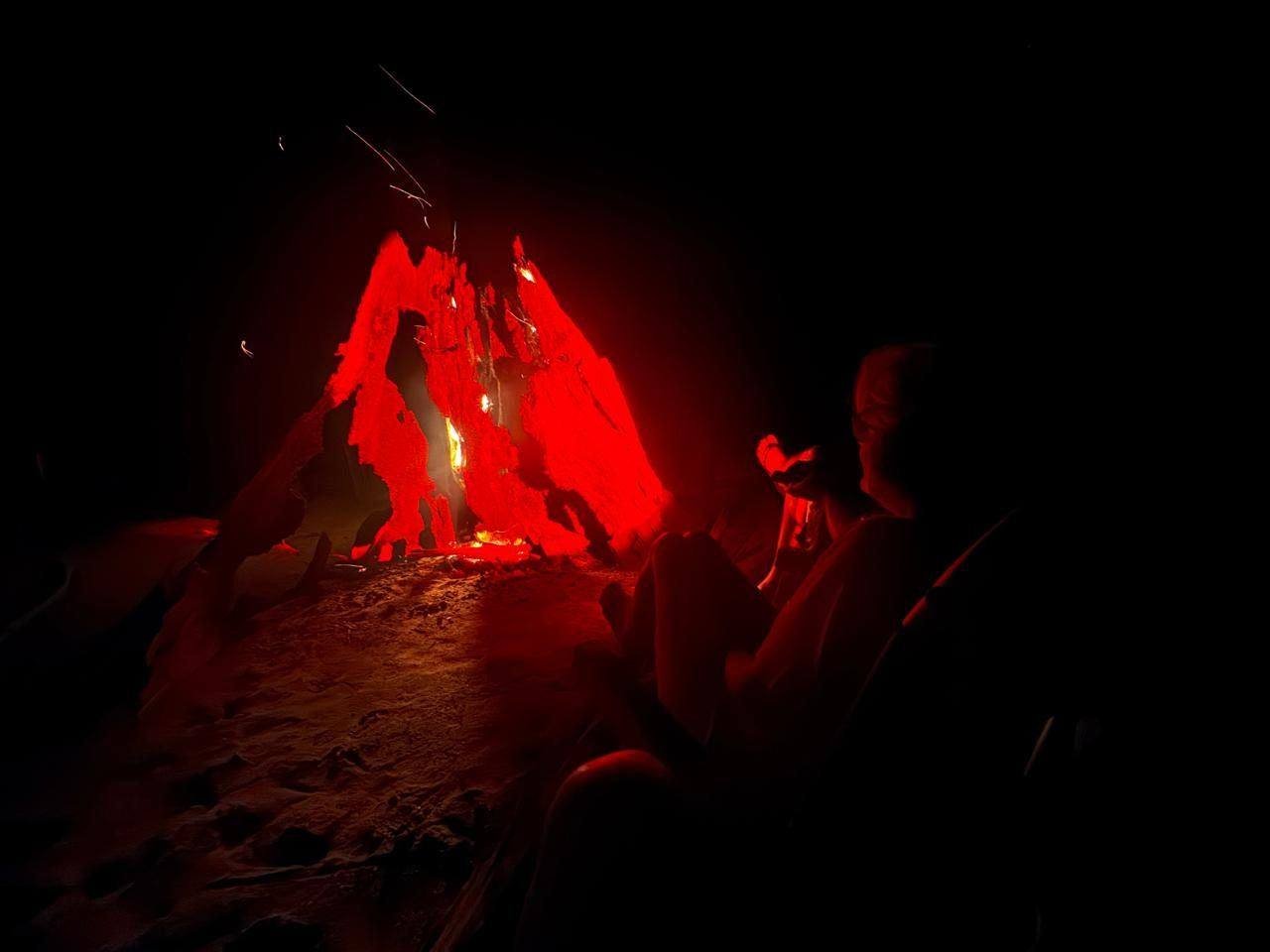 Feu de camp le soir sur un banc de sable, lors d'un bivouac en Guyane