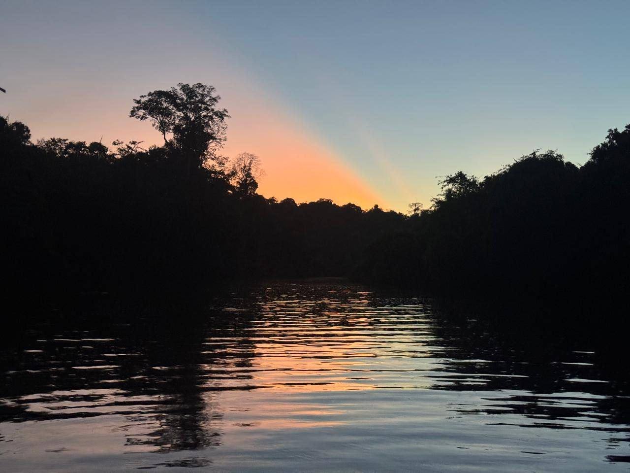Coucher de soleil sur une rivière guyanaise bordée de forêt