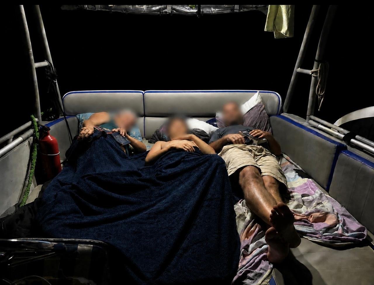 Passagers installés pour la nuit sur les couchages du bateau