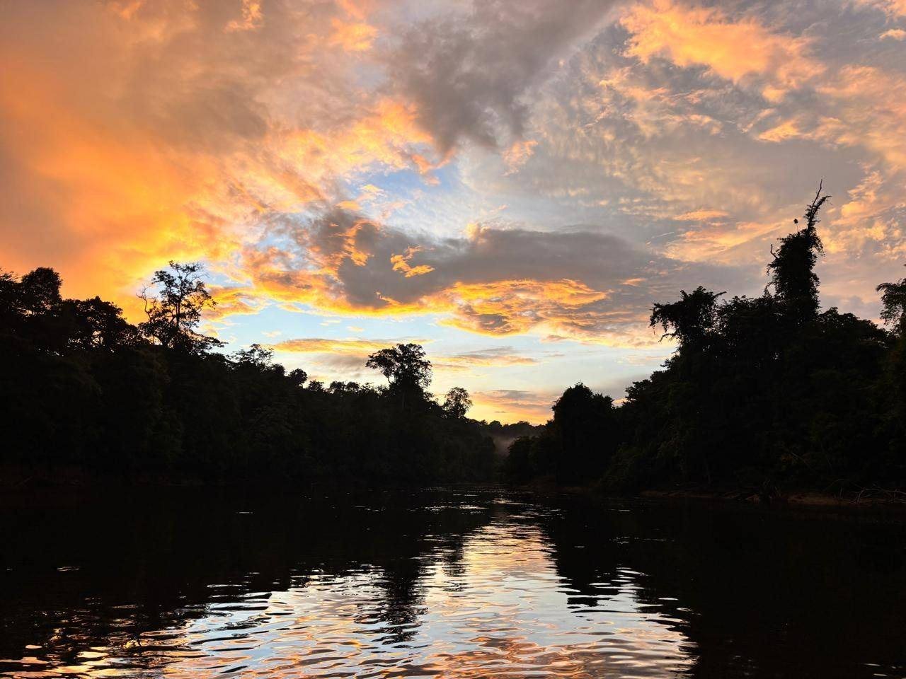 Coucher de soleil sur une rivière de Guyane, vu depuis le LIBERTAAA