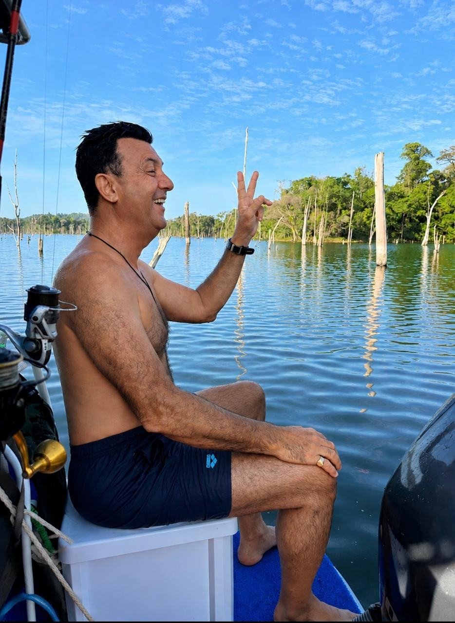 Jean-Michel Pila souriant, assis à bord du LIBERTAAA sur le lac de Petit-Saut
