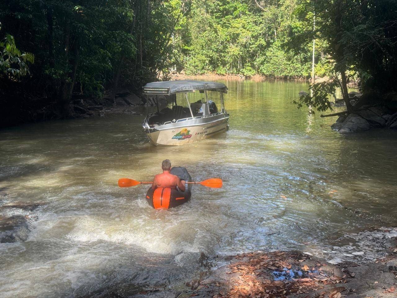 Kayak gonflable dans les rapides d'un saut
