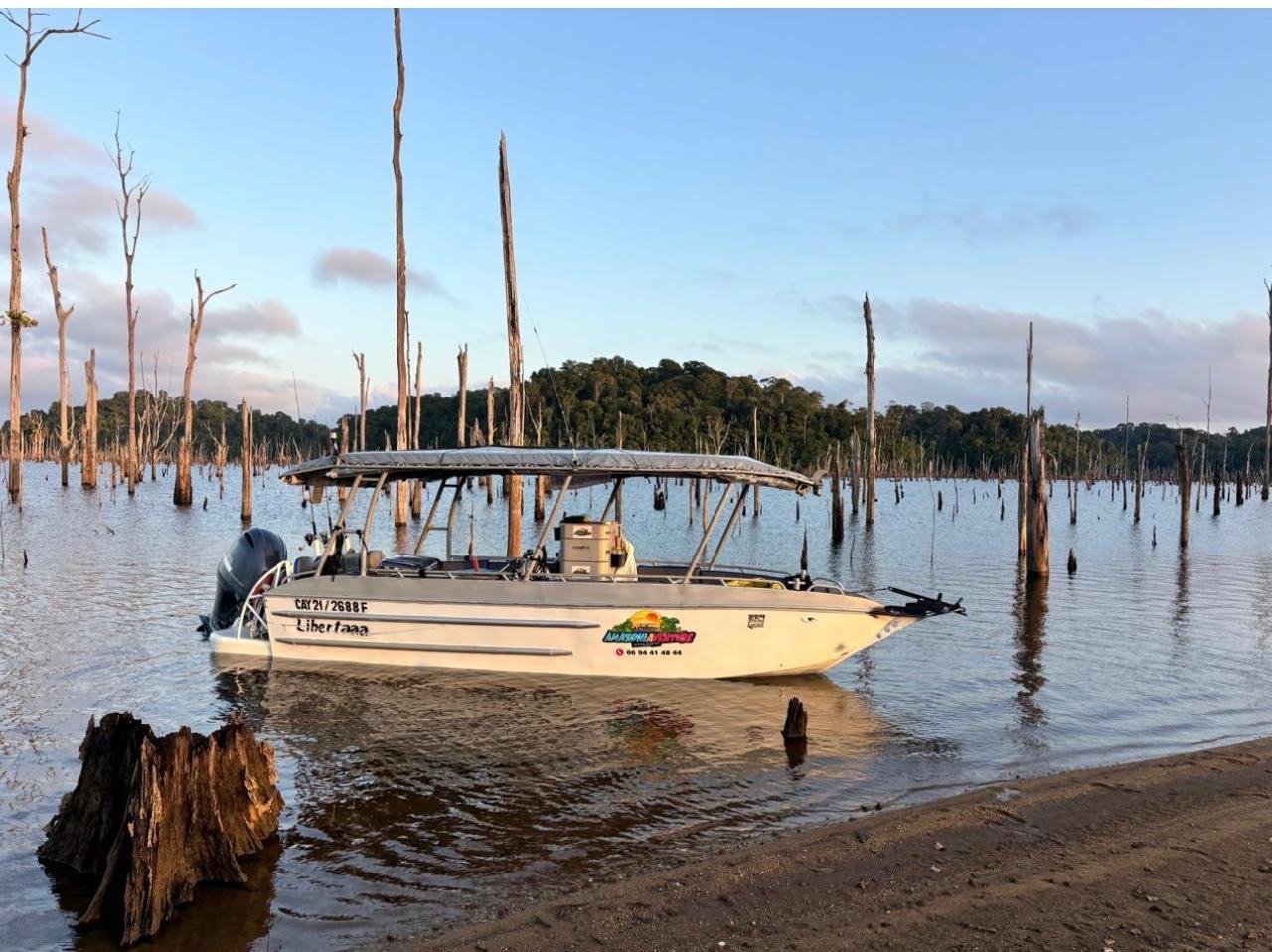 Le LIBERTAAA au bord du lac de Petit-Saut au soleil couchant