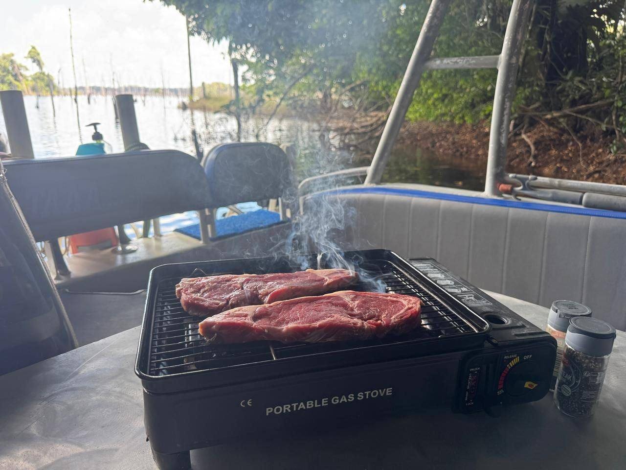 Grillades sur une plancha portative à bord