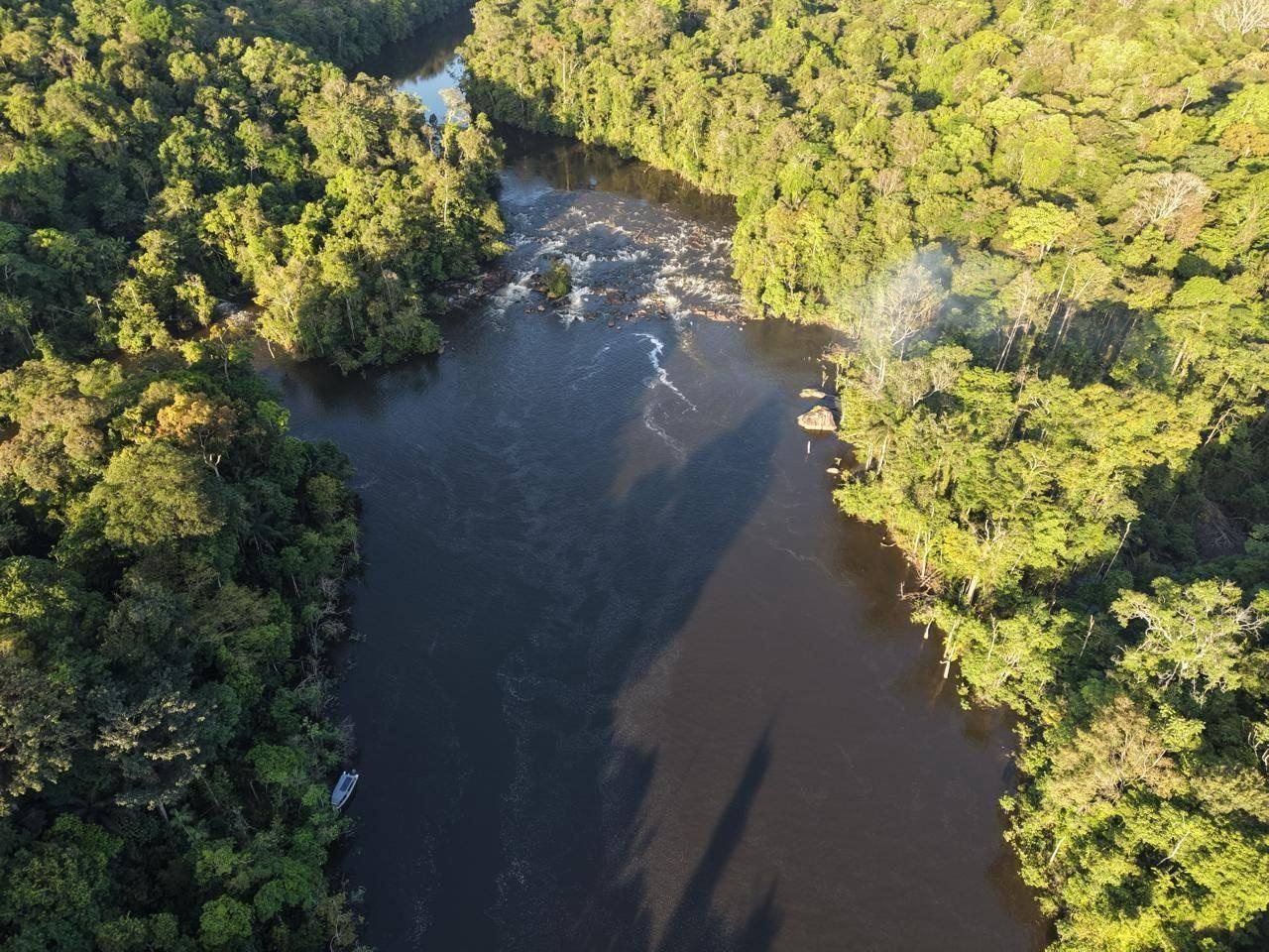 Vue aérienne d'un saut au milieu de la forêt guyanaise, le LIBERTAAA minuscule en contrebas
