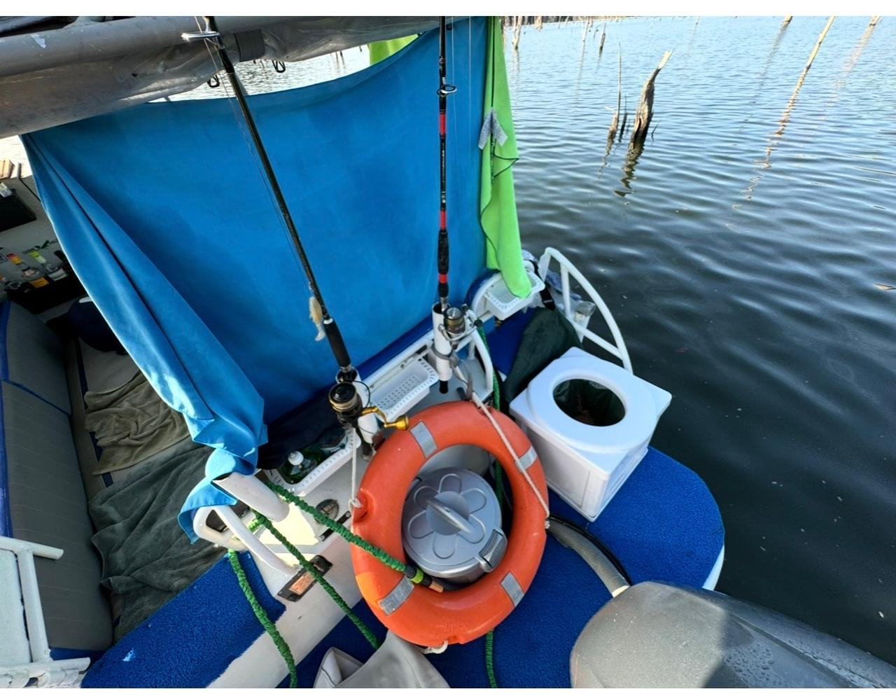 Coin toilettes du bateau, isolé par un rideau bleu